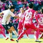 ＩＮＡＣ神戸－Ｃ大阪ヤンマー　前半、２点目となるシュートを放つ道上（１６）＝撮影・丸山桃奈