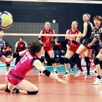 姫路－ＮＥＣ川崎　第３セット、スパイクから失点する姫路の選手たち