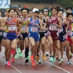 スタートし、駆け出す女子・須磨学園の１区池野絵莉（２８）ら＝２１日午前、京都市のたけびしスタジアム京都（撮影・丸山桃奈）