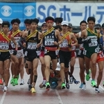 スタートする男子・西脇工の１区新妻遼己（２８）ら＝２１日午後、京都市のたけびしスタジアム京都（撮影・丸山桃奈）