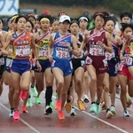 スタートし、駆け出す女子・須磨学園の１区池野絵莉（２８）ら＝２１日午前、京都市のたけびしスタジアム京都（撮影・丸山桃奈）