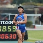 女子８位でフィニッシュした須磨学園の５区西村美羽菜（２８）＝２１日午前、京都市のたけびしスタジアム京都（撮影・丸山桃奈）