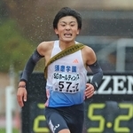 男子２０位でフィニッシュした男子・須磨学園の７区森平悠太＝２１日午後、京都市のたけびしスタジアム京都（撮影・丸山桃奈）