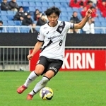 鹿島ユース－神戸ユース　前半、ボールをキープする神戸ユースの瀬口＝さいたま市緑区美園２、埼玉スタジアム