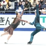 アイスダンス・フリー　演技する紀平梨花（左）、西山真瑚組（撮影・石井剣太郎）