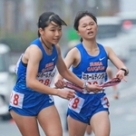 女子・須磨学園の３区池野芹梨（右）からたすきを受ける４区伊藤彩由奈（撮影・鈴木雅之）