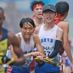 男子・須磨学園の１区藤岡孝太郎（右）からたすきを受け取る２区足立昌汰（撮影・鈴木雅之）