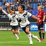 鹿島ユース－神戸ユース　後半、同点ヘッドを決め、ベンチに向かって駆け出す神戸ユースの原（手前）