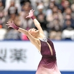 フリーの演技を終え、万感の思いで両手を突き上げる坂本花織（撮影・石井剣太郎）