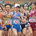 スタートし、駆け出す女子・須磨学園の１区池野絵莉（２８）＝撮影・丸山桃奈