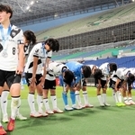 試合後スタンドにあいさつし、涙を浮かべる瀬口（８）ら神戸ユースイレブン