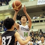 兵庫県予選の決勝で、攻守で存在感を発揮する三田松聖の黒田希歩＝グリーンアリーナ神戸