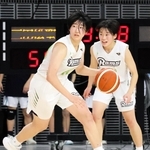 三田松聖－一関学院　５９－６１の終盤、逆転を狙って素早くボールを運ぶ三田松聖の木下主将（左）と小田。最後は４点差で及ばず＝京王アリーナＴＯＫＹＯ