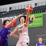 三田松聖－一関学院　後半、果敢にゴールを狙った三田松聖の木下主将（中央）＝京王アリーナＴＯＫＹＯ