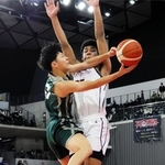 福岡大大濠－報徳　序盤、シュートに苦しむ報徳の野々部（中央）。右は福岡大大濠の白谷＝京王アリーナＴＯＫＹＯ