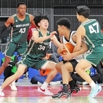 福岡大大濠－報徳　後半、相手の攻撃を阻むクリントン（４３）、松本（３４）、野々部（４７）ら＝京王アリーナＴＯＫＹＯ