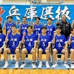 男子の兵庫選抜メンバーと指導陣（県中体連バレーボール競技部提供）