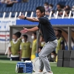 指示を出す神戸の吉田孝行監督＝２０２２年８月１８日、埼玉スタジアム