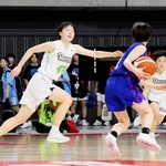 三田松聖－一関学院　２点を追う終了間際、懸命の守備を見せる三田松聖の四谷（左）、小田（右）ら