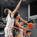 福岡大大濠－報徳　序盤、挟み撃ちの守備でシュートを阻まれる報徳の野々部（中央）