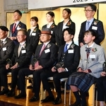 原口文仁さん（前列左から３人目）、杉原愛子（同右端）ら受賞者たち