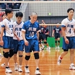 フルセットの末に初戦を落とし、肩を落とす兵庫の吉田（４）や小野（１０）ら