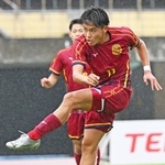 シュートを放つ神戸弘陵の池＝９日、三木市の三木総合防災公園（撮影・斎藤雅志）