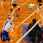 兵庫－鹿児島　第１セット、アタックを放つ兵庫の和田