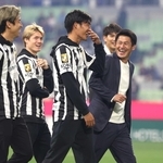 ホーム最終戦で退任を表明した後、選手たちと笑顔で談笑する吉田孝行監督（右端）＝１１月３０日、ノエビアスタジアム神戸