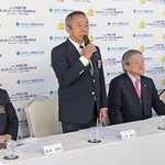 来年の２０回記念大会の概要を発表する兵庫県ゴルフ連盟の土城敏彦会長（左から２人目）ら＝三木市、広野ゴルフ倶楽部楽部