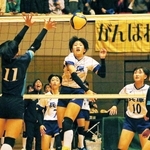 山梨－兵庫　第１セット、アタックを放つ兵庫の湯浅＝