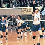 山梨－兵庫　第２セット、得点を喜ぶ兵庫の選手たち