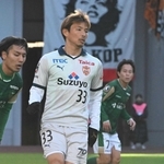 前半、パスを出す清水・乾貴士＝２３年１２月、国立競技場