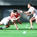 神戸-トヨタ　前半、タックルされながら突進する神戸の植田＝神戸市兵庫区御崎町１、ノエビアスタジアム神戸（撮影・丸山桃奈）