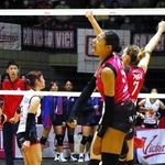 姫路－ＮＥＣ川崎　３４－３２で第１セットを奪い、喜ぶ姫路の選手たち