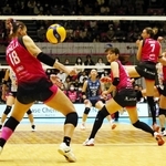 姫路－ＮＥＣ川崎　第２セット、相手の強烈なスパイクを浴びる姫路の選手たち