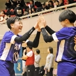女子準々決勝・山口-兵庫　　初の４強進出を決め、喜ぶ兵庫の選手たち＝尼崎市ベイコム総合体育館