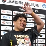 リーグ２００試合出場を達成し、家族からの花束を手にする神戸・山下（撮影・丸山桃奈）