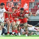 神戸-トヨタ　後半、タックルをかわして突進する神戸・サベア（撮影・丸山桃奈）