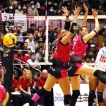 姫路－ＮＥＣ川崎　第１セット、ＮＥＣ川崎のヌワカロール（１５）の強烈なスパイクを浴びる姫路の選手たち