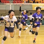 女子準々決勝・山口-兵庫　得点を決めて喜ぶ藤田（８）ら兵庫の選手たち