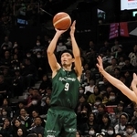 神戸－奈良　第２クオーター、ジャンプシュートを沈める神戸の谷（９）＝ジーライオンアリーナ神戸