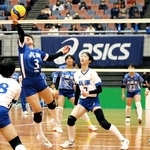 女子準決勝・大阪北－兵庫　第２セット、懸命にボールを追う兵庫の泰中（３）ら