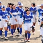 優勝を果たした兵庫選抜の仲間と喜びを分かち合う最優秀選手賞の辻井みちる（中央左）＝10月、滋賀県守山市（須磨ノ浦高提供）