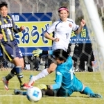 日本航空石川－神戸弘陵　前半、ドリブルから神戸弘陵の横井（11）がゴールを決め、２-０とする