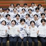 ２年ぶりの春高に挑む女子・氷上の選手たち＝西宮市、ライフパートナーアリーナ