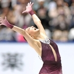 フリーの演技を終え、万感の思いで両手を突き上げる坂本花織（撮影・石井剣太郎）