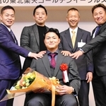 母校・神戸国際大付高のＯＢたちに祝福される阪上（手前）＝神戸市中央区