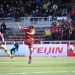 前橋育英-神戸弘陵　前半、神戸弘陵の池が先制点を決める＝３１日午後、さいたま市浦和区駒場２、浦和駒場スタジアム（撮影・大田将之）