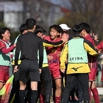 前橋育英-神戸弘陵　前半、２点目を決めて仲間と喜ぶ神戸弘陵の池（１０）＝３１日午後、さいたま市浦和区駒場２、浦和駒場スタジアム（撮影・大田将之） 